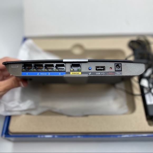 Cisco Linksys E4200 Maximum Performance Dual-Band N Router w/Box, SetUp Disc - Picture 5 of 16